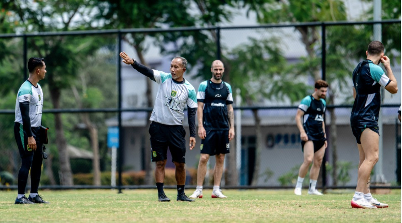 Persebaya Gaspol ke Lampung, Uston Pastikan Skuad Tetap Bugar Meski Jadwal Melelahkan
