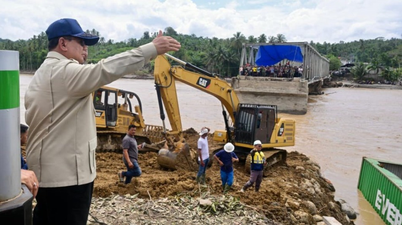 Presiden Prabowo Subianto meninjau pembangunan Jembatan Bailey Teupin Mane, ruas vital penghubung Bireuen-Takengon di Kabupaten Bireuen, Provinsi Aceh, Minggu, 7 Desember 2025. Foto: BPMI Setpres/Rusman