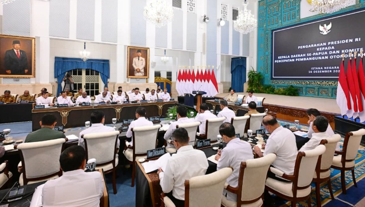 Presiden Prabowo Subianto memberikan pengarahan kepada Kepala Daerah se-Papua serta Komite Eksekutif Percepatan Pembangunan Otonomi Khusus Papua di Istana Negara, Jakarta, pada Selasa, 16 Desember 2025. Foto: BPMI Setpres