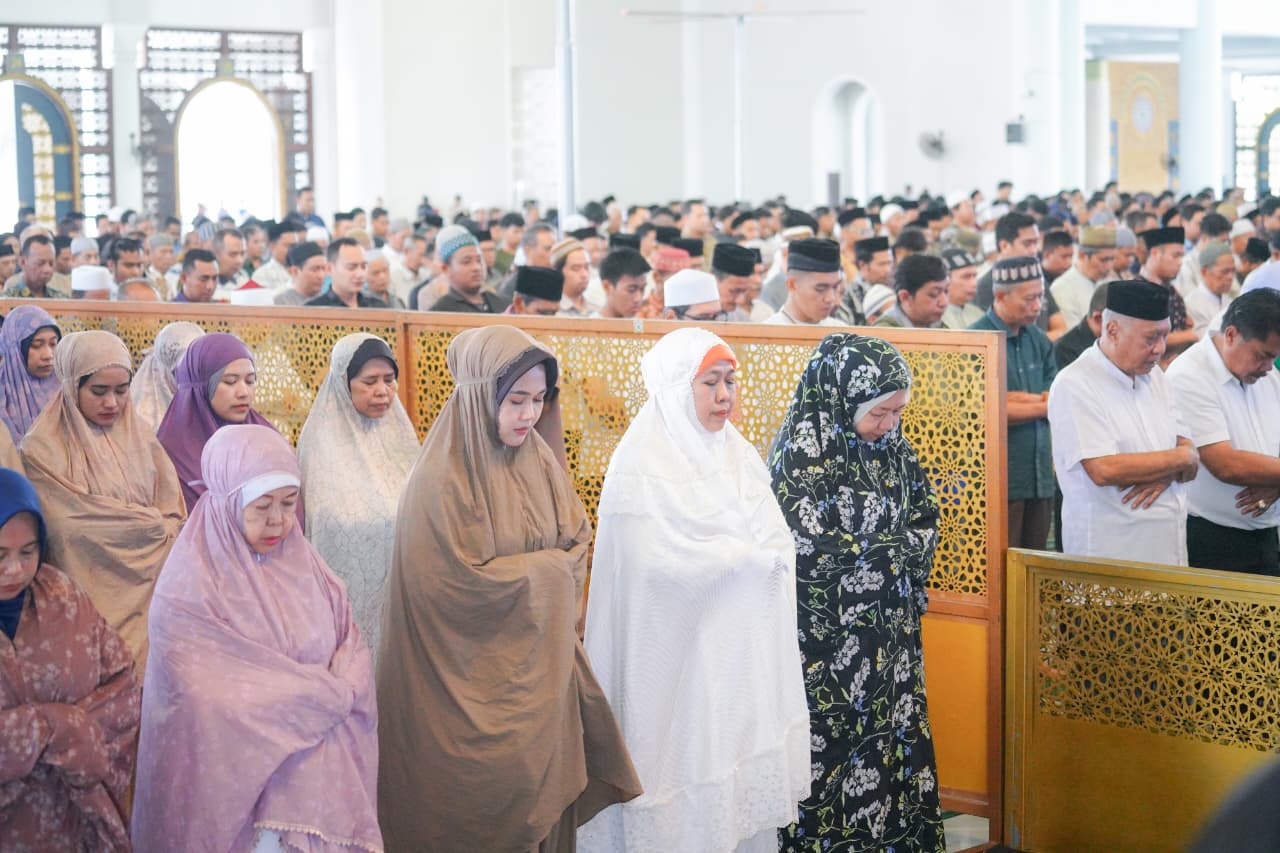 Gubernur Khofifah Pimpin Sholat Ghaib untuk Korban Bencana di Aceh, Sumut, dan Sumbar