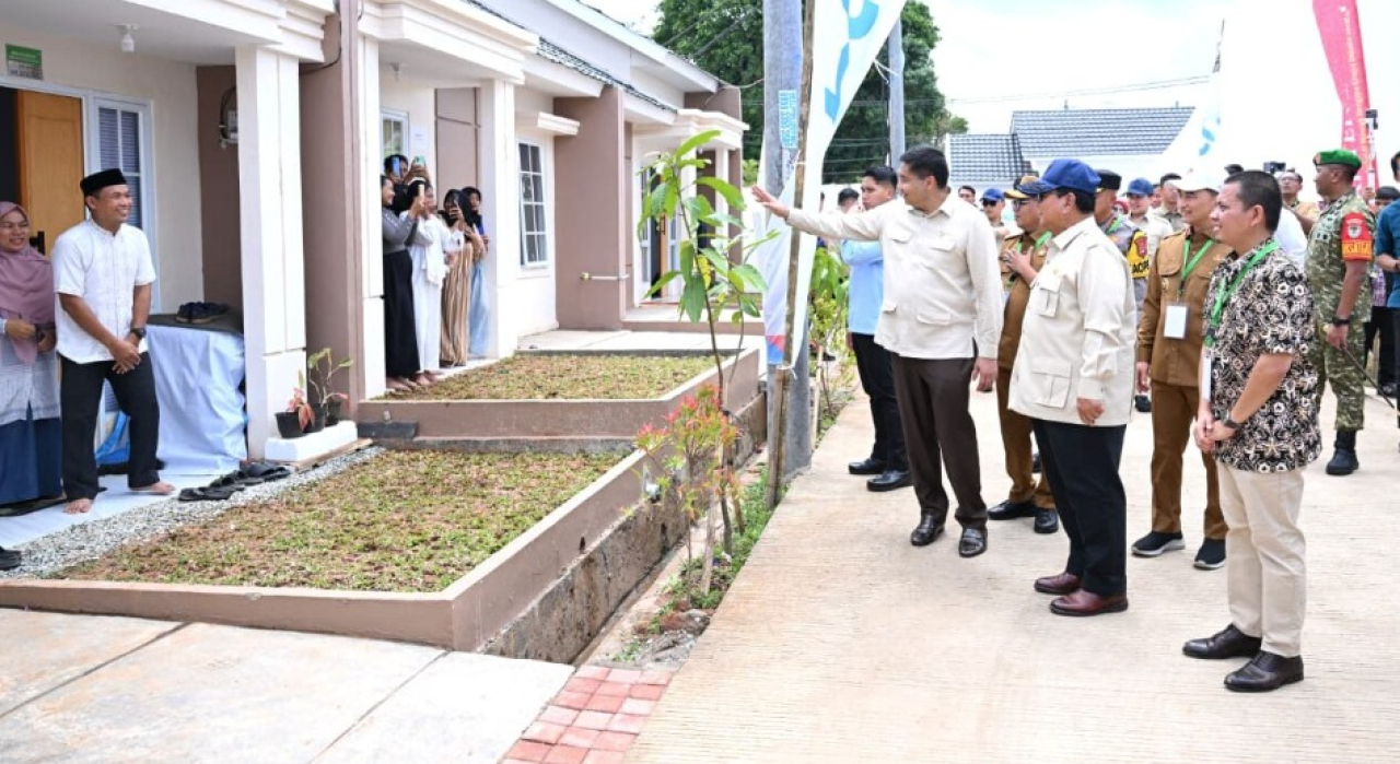 Presiden Prabowo Subianto menghadiri Akad Massal 50.030 Unit Kredit Perumahan Rakyat (KPR) Sejahtera Fasilitas Likuiditas Pembiayaan Perumahan (FLPP) dan Serah Terima Kunci Tahun 2025 yang digelar di Perumahan Pondok Banten Indah, Kota Serang, Provinsi Ba