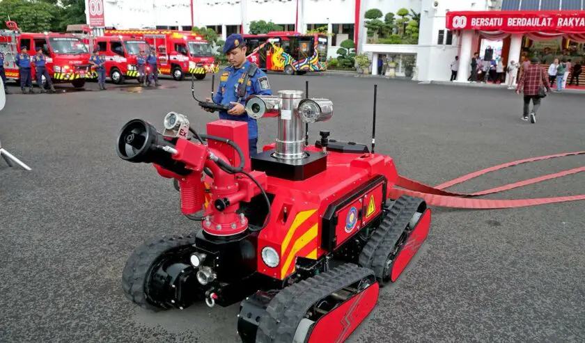 Surabaya Perkuat Damkar, Robot dan Mobil Hazmat Jadi Garda Depan