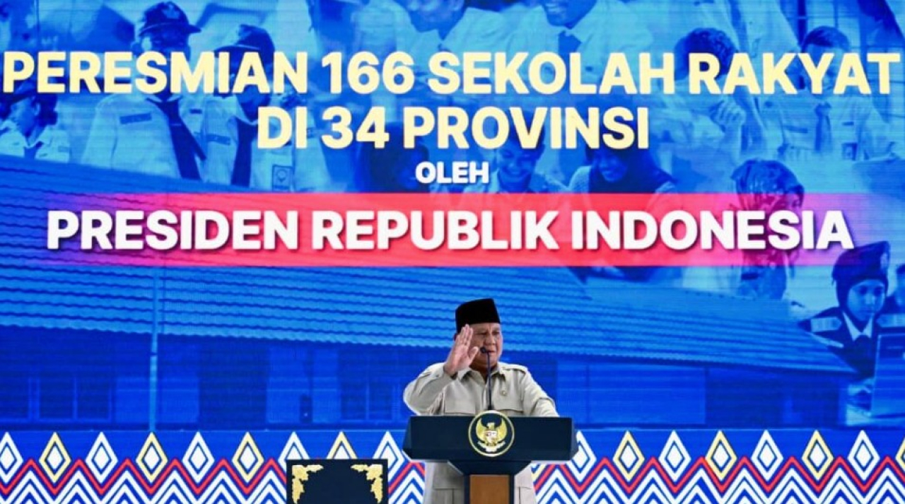Presiden Prabowo Subianto menyampaikan sambutannya pada peninjauan fasilitas sekolah rakyat di Balai Besar Pendidikan Pelatihan Kesejahteraan Sosial (BBPPKS), Kota Banjarbaru, Provinsi Kalimantan Selatan, pada Senin, 12 Januari 2026. Foto: BPMI Setpres