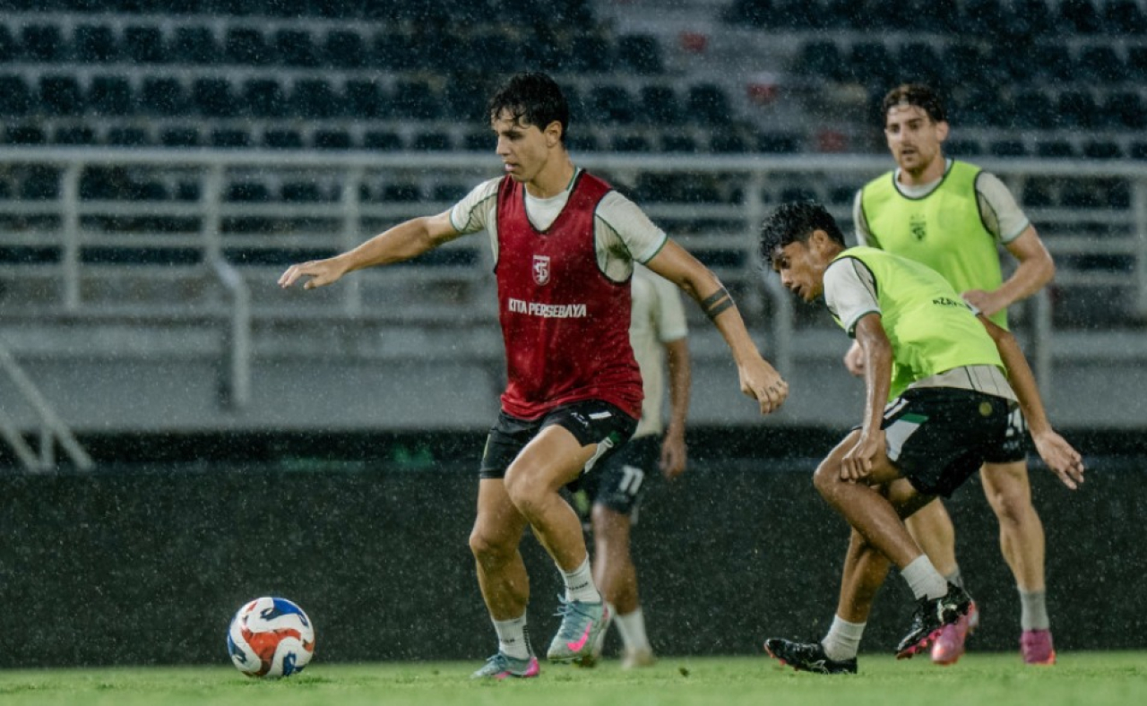 Bruno Moreira dan Dimas Wicaksono dalam sesi official training di Stadion Gelora Bung Tomo, Jumat (9/1) sore. (Persebaya)