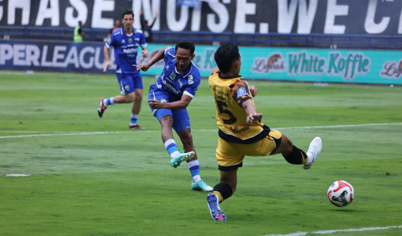 PERSIB mengungguli Persija Jakarta 1-0 di babak pertama pertandingan pekan ke-17 Super League 2025/26 di Stadion Gelora Bandung Lautan Api, Minggu, 11 Januari 2026.