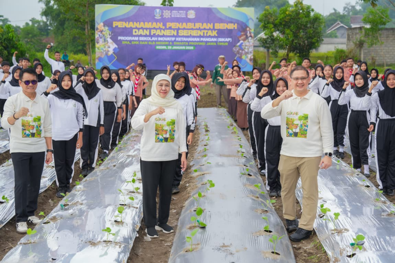 Gubernur Jawa Timur Khofifah Indar Parawansa menghadiri sekaligus membuka kegiatan Sekolah Inovasi Ketahanan Pangan (SIKAP) di SMKN 1 Plosoklaten, Kabupaten Kediri, Minggu (25/1/2026)