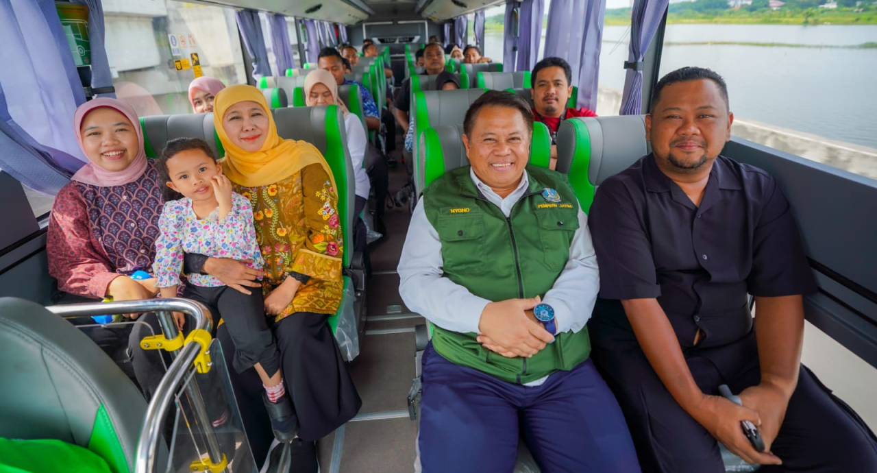 Gubernur Jawa Timur Khofifah Indar Parawansa saat menjajal langsung layanan Bus TransJatim bersama keluarga, Minggu (4/1).