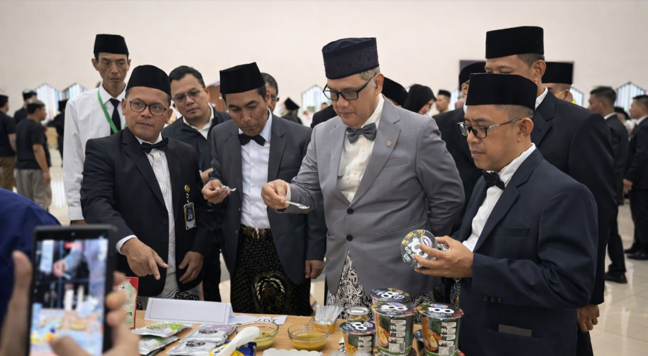 Mohammad Irfan Yusuf Menteri Haji dan Umrah mencicipi masakan yang akan dikirim ke Arab Saudi untuk memenuhi kebutuhan jamaah calon haji Indonesia di Asrama Haji Pondok Gede, Jakarta, Kamis (8/1/2026)