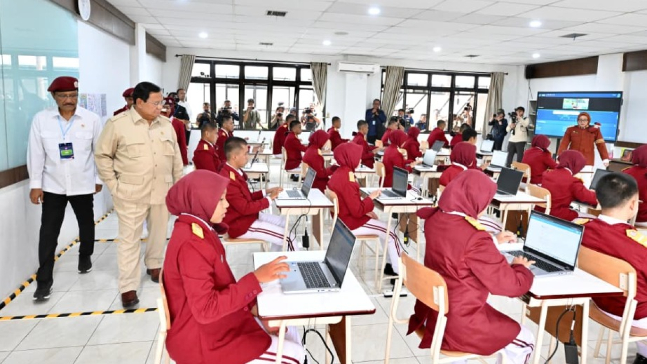 Presiden Prabowo Subianto melakukan peninjauan fasilitas sekolah rakyat di Balai Besar Pendidikan Pelatihan Kesejahteraan Sosial (BBPPKS), Kota Banjarbaru, Provinsi Kalimantan Selatan, pada Senin, 12 Januari 2026. Foto: BPMI Setpres/Cahyo