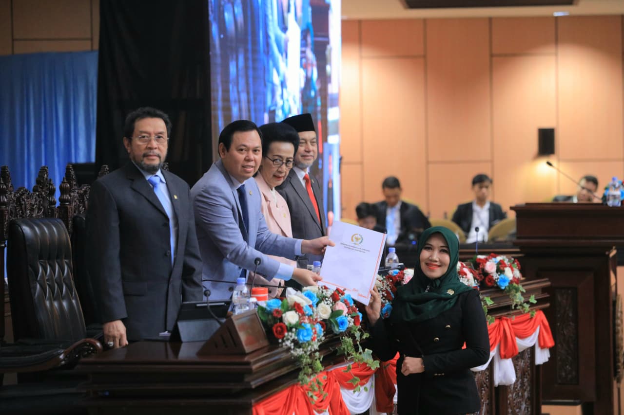 Anggota DPD RI Lia Istifhama saat mengikuti Rapat Paripurna DPD RI.