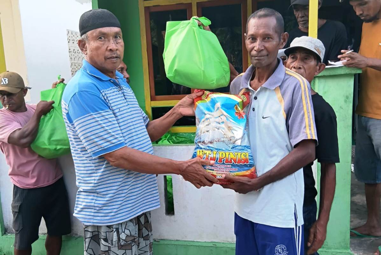 Tepati Janji! Gubernur Hendrik Lewerissa Salurkan 155 Paket Sembako Ramadan untuk Warga Negeri Kulur