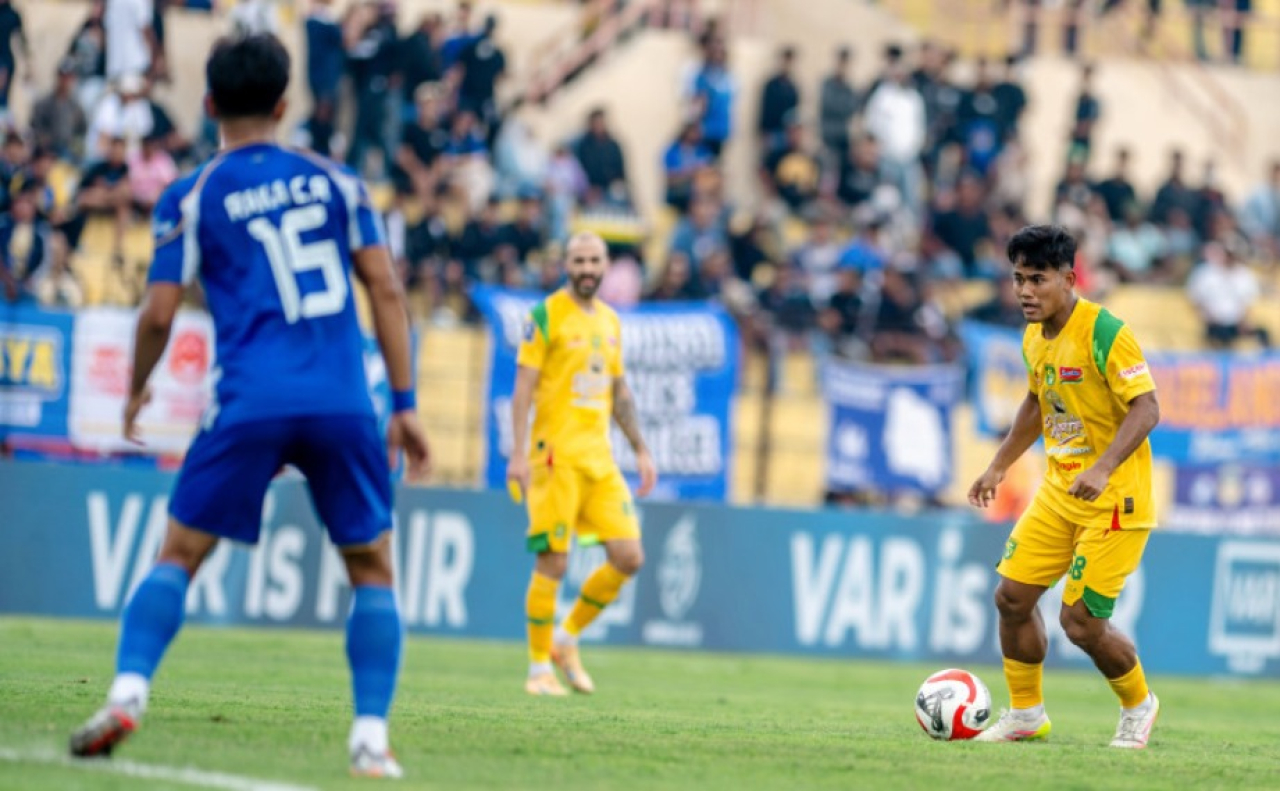 Toni Firmansyah saat berlaga melawan PSIM Jogjakarta. (Persebaya)