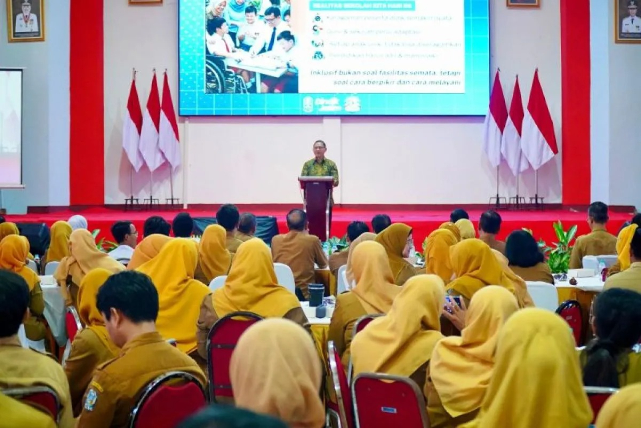 Kepala Dinas Pendidikan Provinsi Jawa Timur Aries Agung Paewai saat memberikan sambutan pada Workshop Pelatihan Tingkat Dasar Pendidikan Inklusif bagi kepala sekolah dan guru SMA dan SMK.