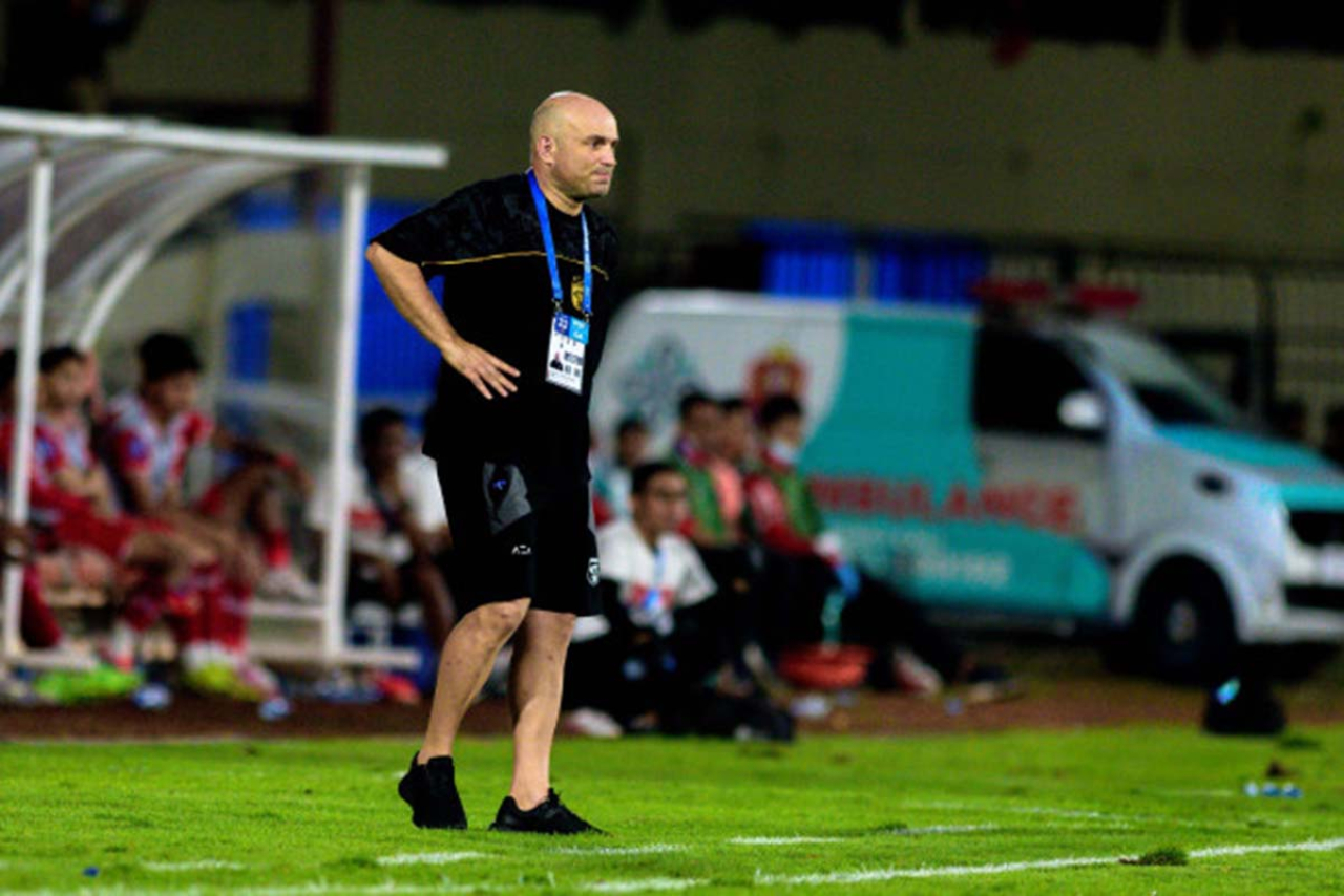 Bernardo Tavares ketika berada di tepi lapangan saat menghadapi Persijap. (Persebaya)