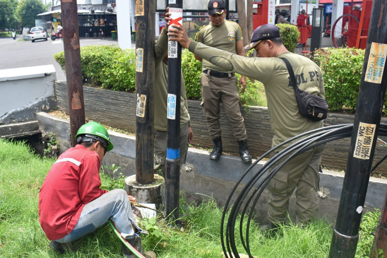 Satpol PP Surabaya Tertibkan 18 Tiang Kabel FO Tak Berizin di Panjang Jiwo
