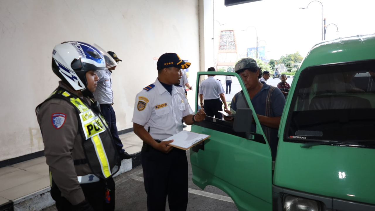 Dishub Surabaya & Satlantas Sisir Terminal Jelang Lebaran, Puluhan Angkutan Terjaring