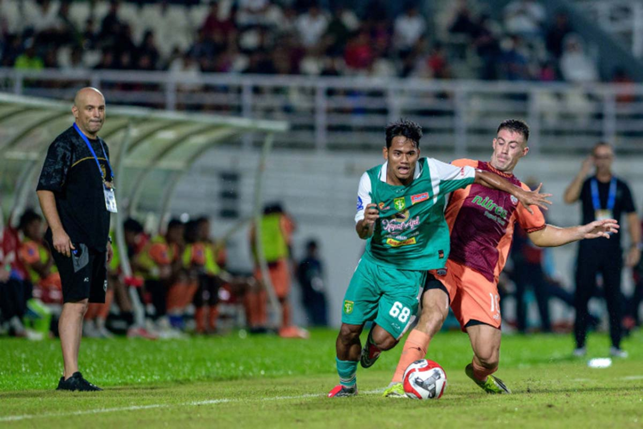 Toni Firmansyah mencoba melewati penjagaan pemain Borneo FC, Mariano Peralta. (Persebaya)