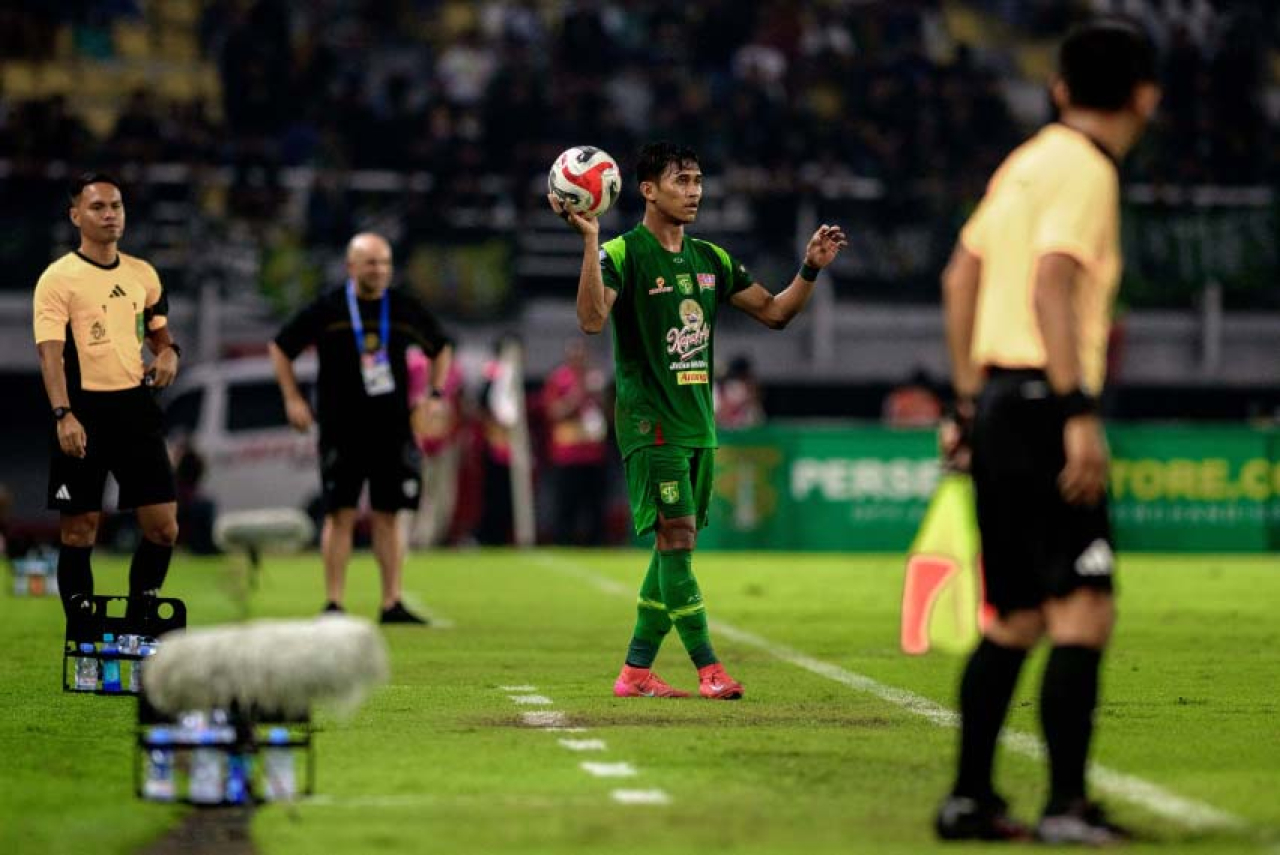 Catur Pamungkas saat bermain melawan Persib Bandung. (Persebaya)