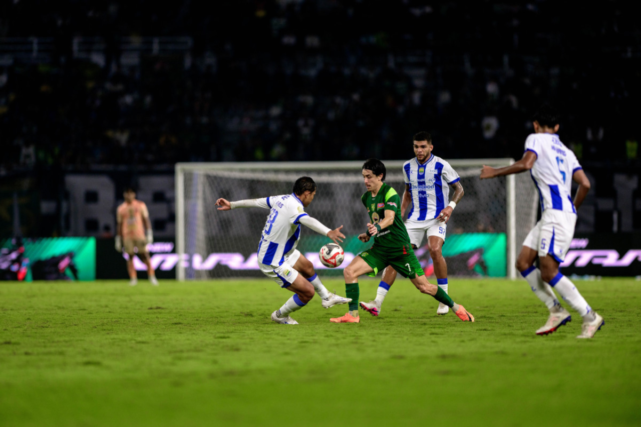 Drama VAR dan Gol Balasan Warnai Duel Klasik Surabaya–Bandung