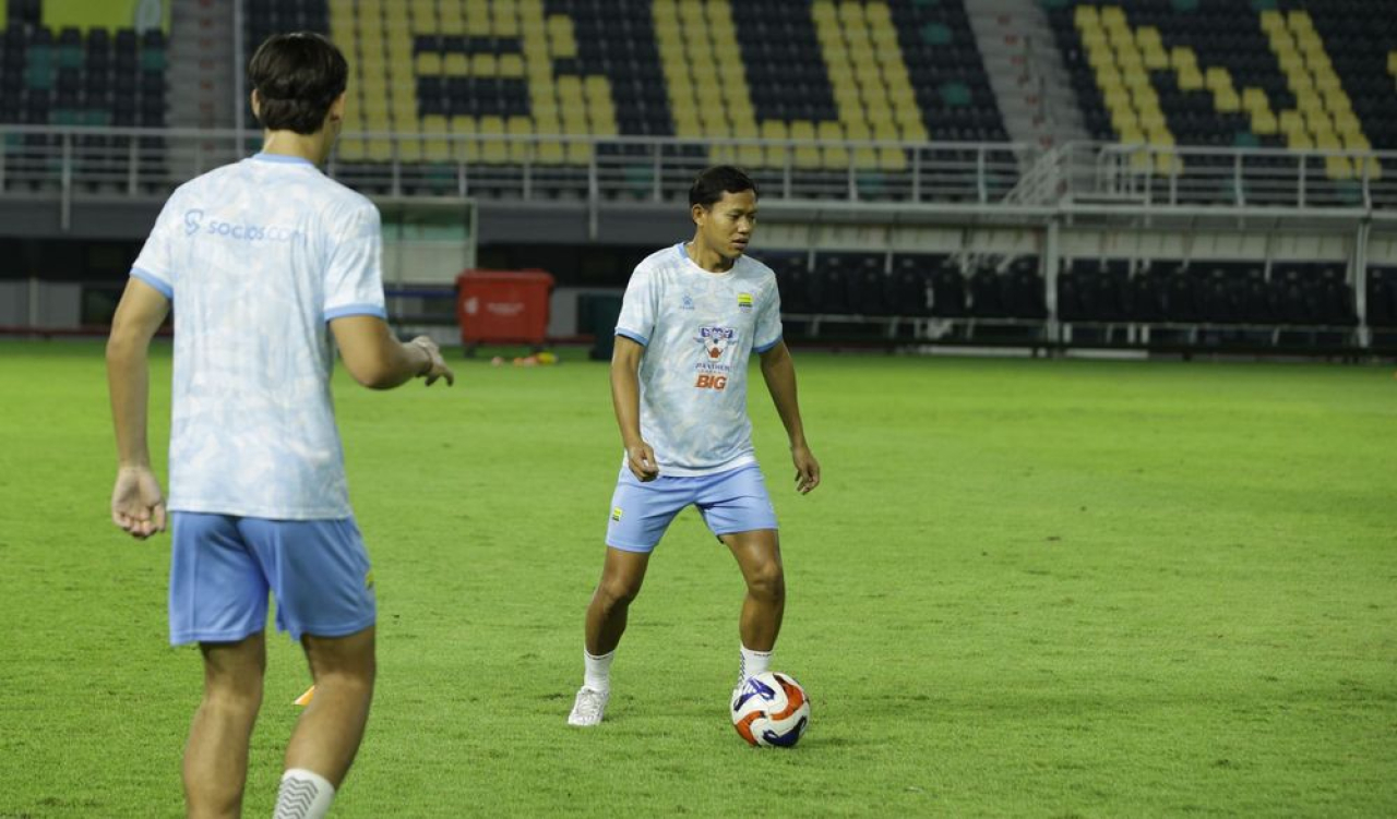 Adam Alis Siap Tempur di GBT, PERSIB Bidik Poin Penuh dari Persebaya