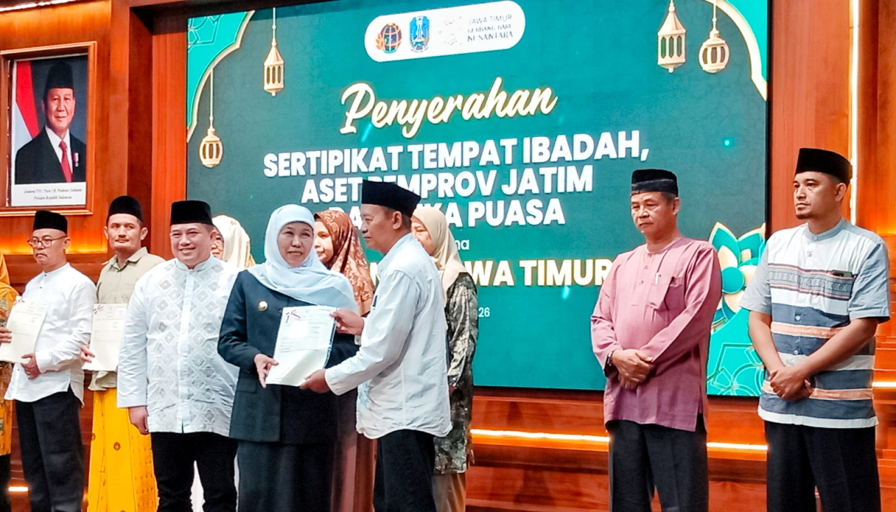 Pemprov Jatim Perkuat Legalitas Aset dan Tempat Ibadah, 444 Sertipikat Diserahkan di Grahadi