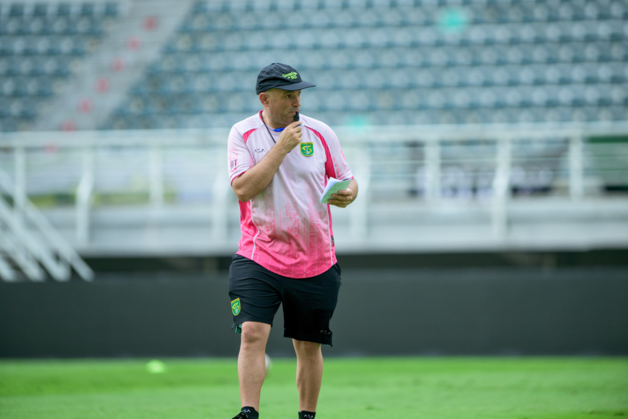 Pelatih Persebaya Bernardo Tavares saat memimpin official training di Stadion Gelora Bung Tomo, Jumat (22/5). (Persebaya)