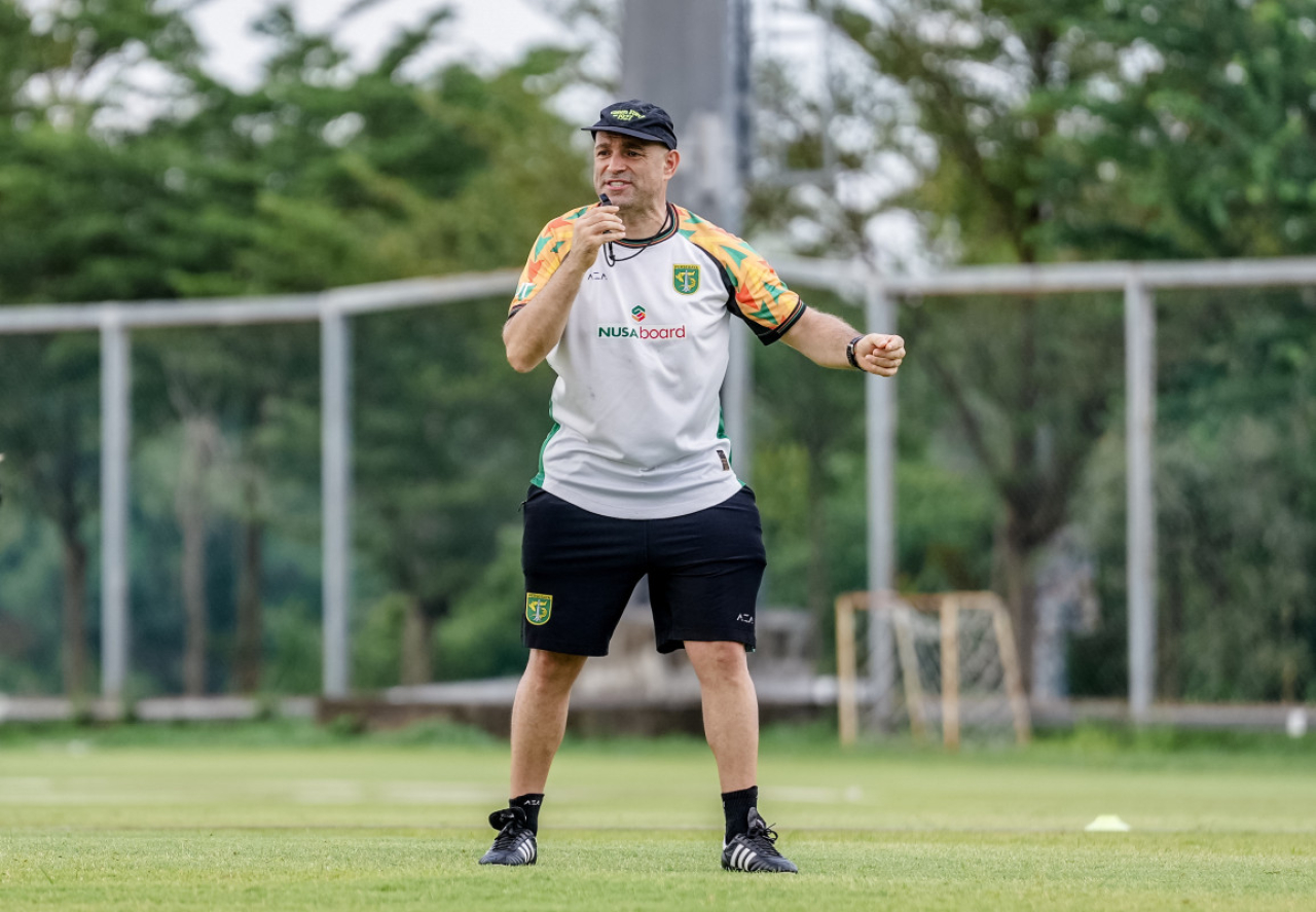 Bernardo Tavares saat mempersiapkan tim jelang menghadapi Persik Kediri. (Persebaya)