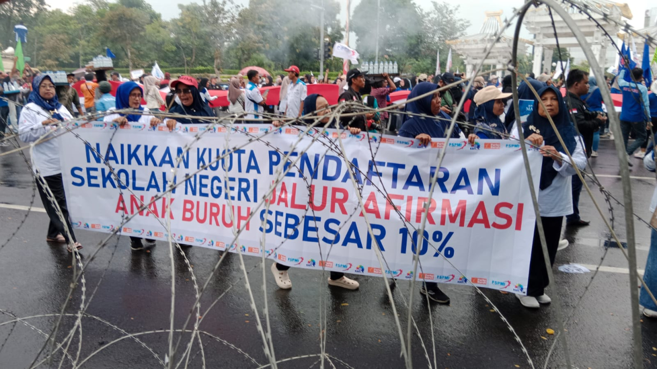 May Day di Bawah Gerimis, Buruh Jatim Suarakan Revisi Omnibus Law dan Afirmasi Pendidikan