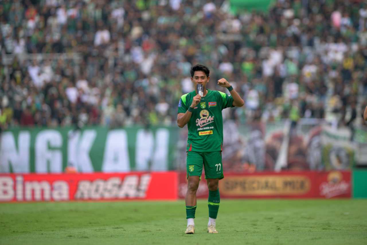 Malik Risaldi melakukan selebrasi setelah menjebol gawang Persik, di Stadion Gelora Bung Tomo, Sabtu, 23 Mei 2026. (Persebaya)