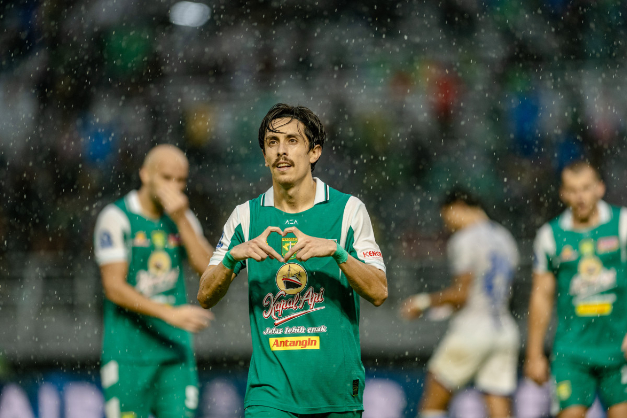 Bertahannya Francisco Rivera bersama Persebaya membuat Coach Tavares semringah. (Persebaya)