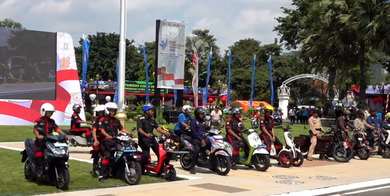 total 229 SMK negeri dan ribuan SMK swasta, sebanyak 130 sekolah telah berhasil mengembangkan kendaraan listrik.