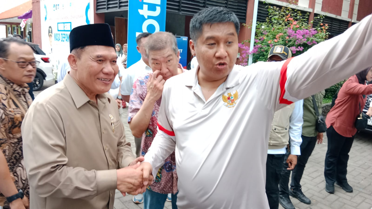 Anggota DPR RI Komisi VII, Bambang Haryo Soekartono bersama Menteri Perumahan dan Kawasan Permukiman, Maruarar Sirait di sela sela acara Sosialisasi Kredit Usaha Rakyat (KUR) bertajuk Kolaborasi Program Pembiayaan dan Pemberdayaan Ekonomi Rakyat yang dige