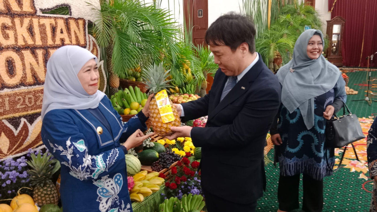Gubernur Jawa Timur Khofifah Indar Parawansa saat menerima audiensi delegasi Dongseo University yang dipimpin Profesor Park Inseon di Gedung Negara Grahadi, Surabaya, Kamis (21/5)