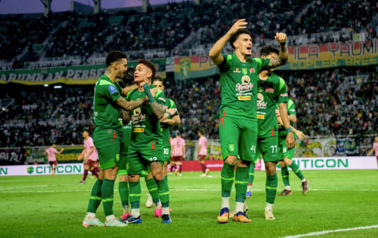 Gustavo Fernandes setelah berhasil menjebol gawang Persik Kediri. (Persebaya)