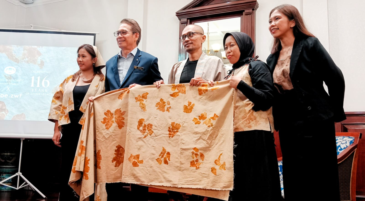 Hotel Majapahit Rayakan HUT ke-116 dengan Kain Ramah Lingkungan Berbahan Ampas Kopi