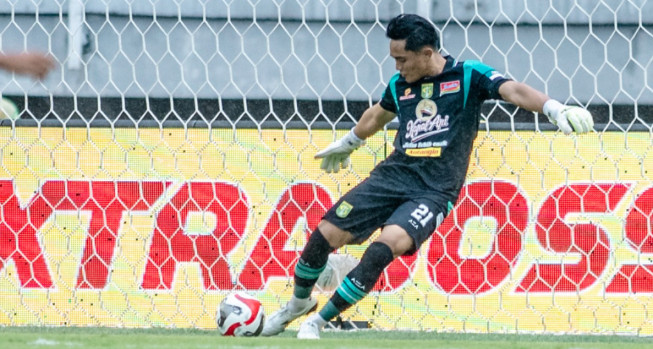 Persebaya Kunci Masa Depan Ernando Ari, Bajol Ijo Pertahankan Tembok Kokoh di Bawah Mistar
