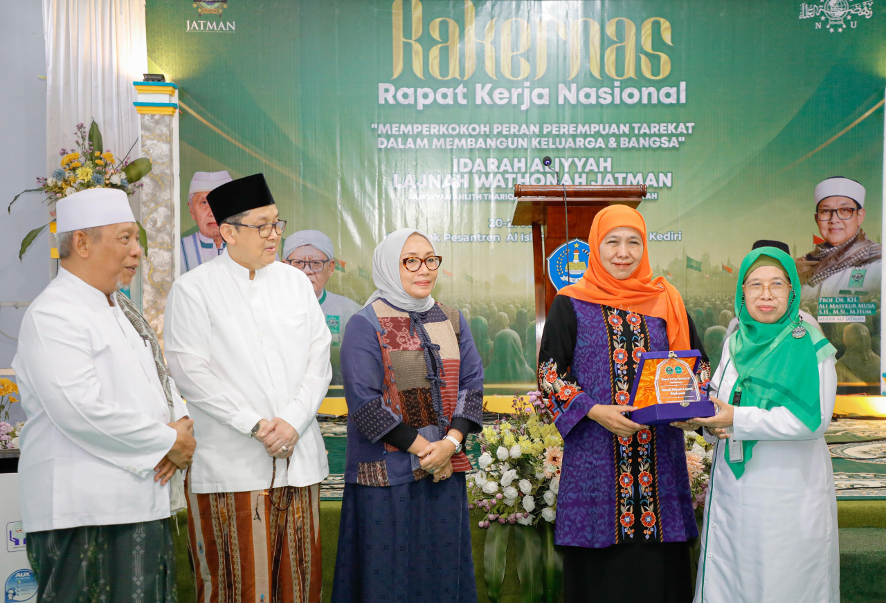 Khofifah Ajak Perempuan Tarekat Perkuat Ketahanan Keluarga dan Waspadai Jeratan Pinjol