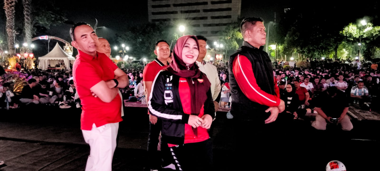 Anggota DPD RI asal Jawa Timur, Lia Istifhama saat menyaksikan partai final Piala Dunia 2026 di Grahadi Surabaya, Senin (20/7)