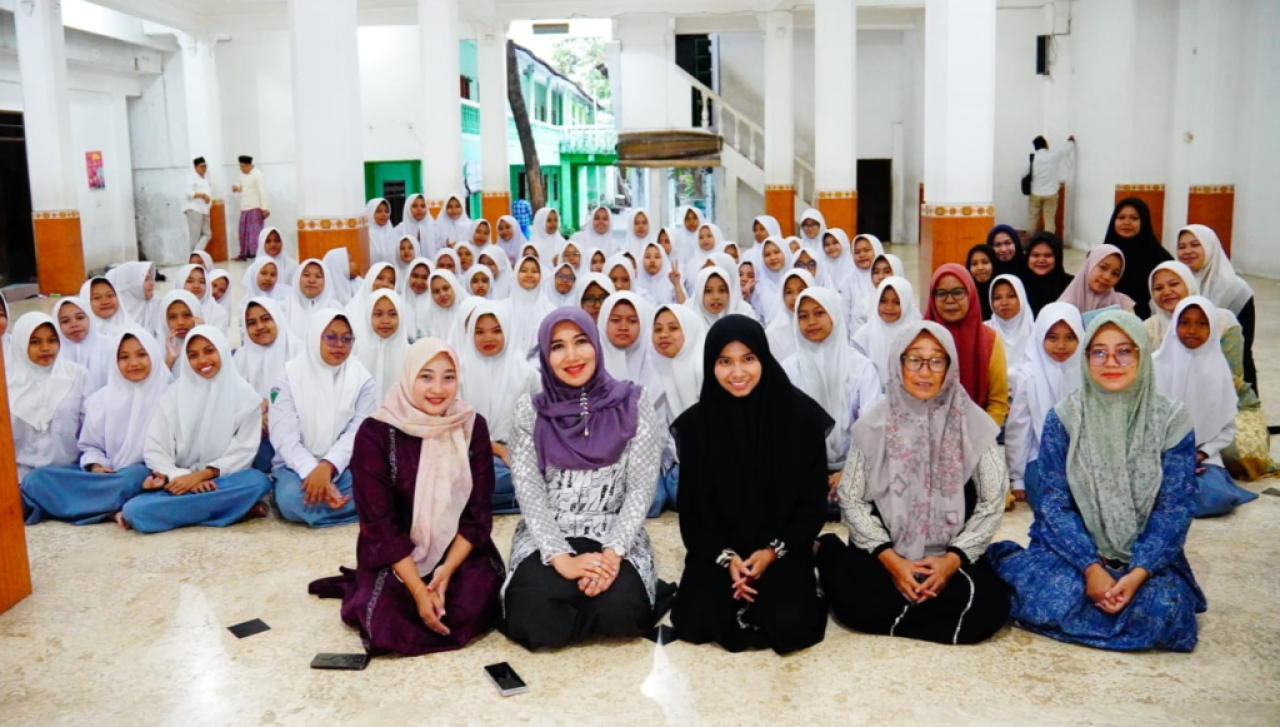 Anggota DPD RI asal Jawa Timur, Lia Istifhama saat melakukan napak tilas sejarah ke Pondok Pesantren Canga'an, Bangil, Pasuruan