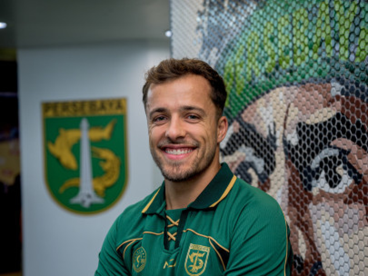 Miguel Pereira resmi diperkenalkan sebagai amunisi baru Persebaya untuk memperkuat sektor penyerangan. (Persebaya)