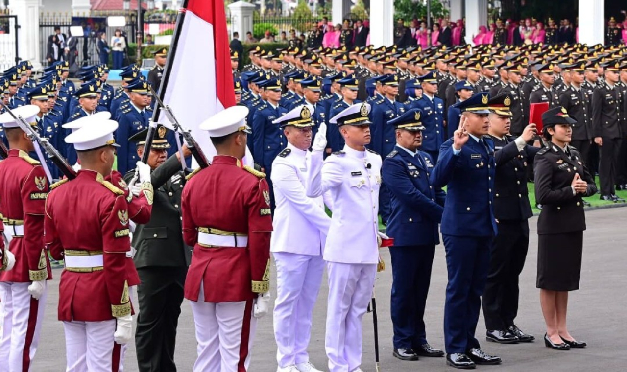 Presiden Prabowo Subianto memimpin Upacara Prasetya Perwira (Praspa) Tentara Nasional Indonesia (TNI) dan Kepolisian Negara Republik Indonesia (Polri) Tahun 2026 yang digelar di halaman depan Istana Merdeka, Jakarta, pada Rabu, 22 Juli 2026. Foto: BPMI Se
