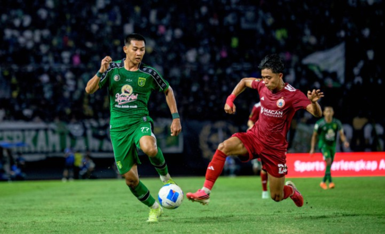 Malik Risaldi saat beraksi melewati hadangan pemain Persija Jakarta di babak pertama. (Persebaya)