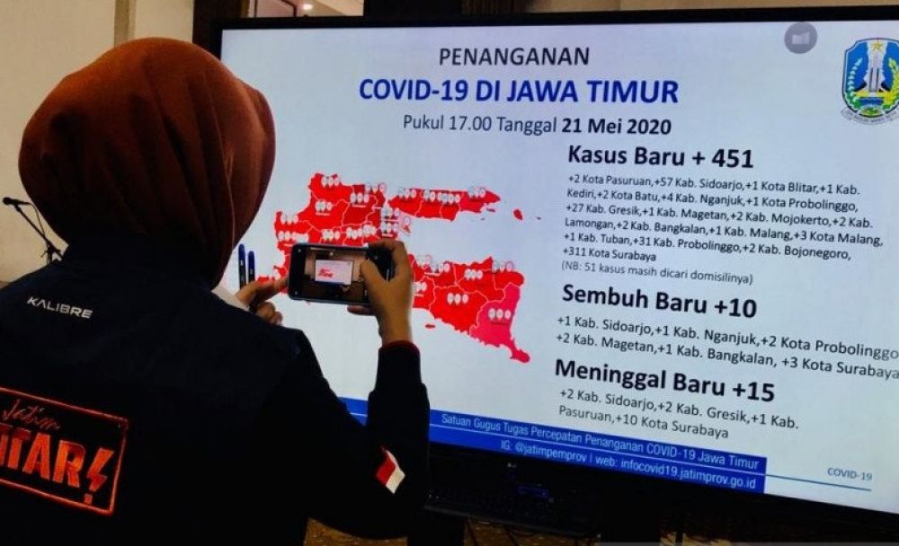 Peta sebaran COVID-19 di Jatim saat ditampilkan di Gedung Negara Grahadi di Surabaya yang tercatat hingga Kamis (21/5/2020),