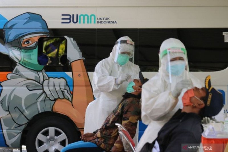 Arsip Foto. Warga menjalani pemeriksaan untuk mendeteksi penularan COVID-19 di halaman kantor Kecamatan Tandes, Surabaya, Jawa Timur, Sabtu (19/9/2020). (ANTARA/Didik Suhartono)

