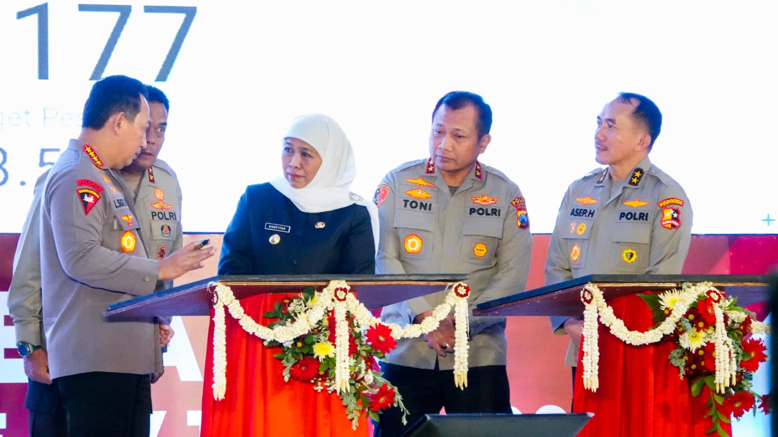 Gubernur Khofifah menghadiri kegiatan gerakan bakti sosial kesehatan bersama Kapolri Jenderal Pol Listyo Sigit dan Kapolda Jatim Irjen Pol Toni Harmanto dalam rangka menyambut hari Bhayangkara ke - 77 di Polda Jatim pada Kamis, (22/6).