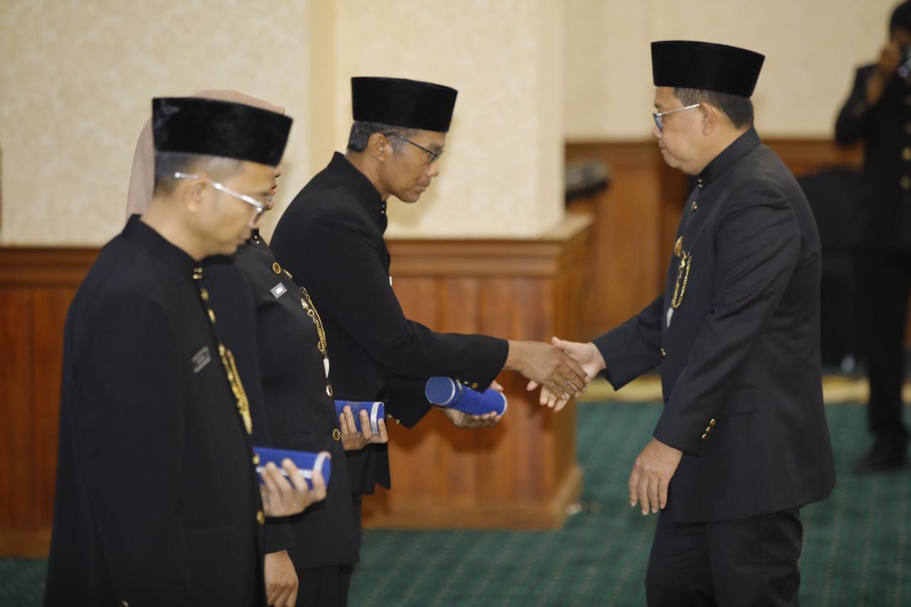 Penjabat (Pj) Gubernur Jawa Timur, Adhy Karyono, melantik empat pejabat eselon II di lingkungan Pemerintah Provinsi Jawa Timur di Gedung Negara Grahadi, Surabaya, Selasa (4/2/2025) petang