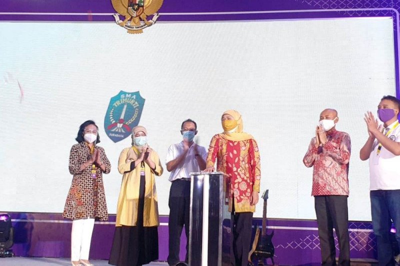 Gubernur Jawa Timur meresmikan "rebranding" SMA Trimurti Surabaya menjadi Senior High School Trimurti, Kamis (26/11/2020). (ANTARA/HO-WI)