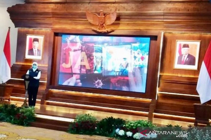 Gubernur Jawa Timur Khofifah Indar Parawansa sambutan di sela dialog bertema 'Jatim Bangkit dari COVID-19' di Gedung Negara Grahadi di Surabaya, Sabtu (26/12/2020). (ANTARA/Fiqih Arfani)

