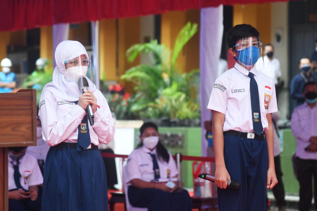  Ayu Lestari, seorang siswi dari SMA Negeri 1 Tanjung Pinang, Kepulauan Riau, saat dirinya berkesempatan berdialog dengan Presiden Joko Widodo melalui konferensi video. ist