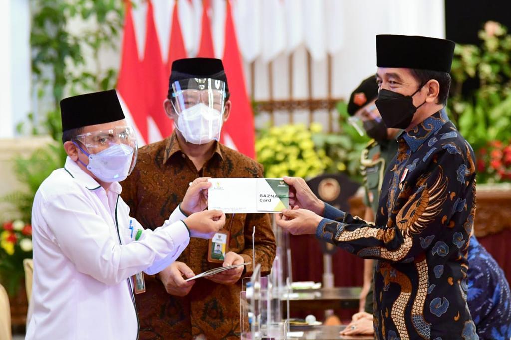 Jokowi menyerahkan Zakat kepada Baznas. ist